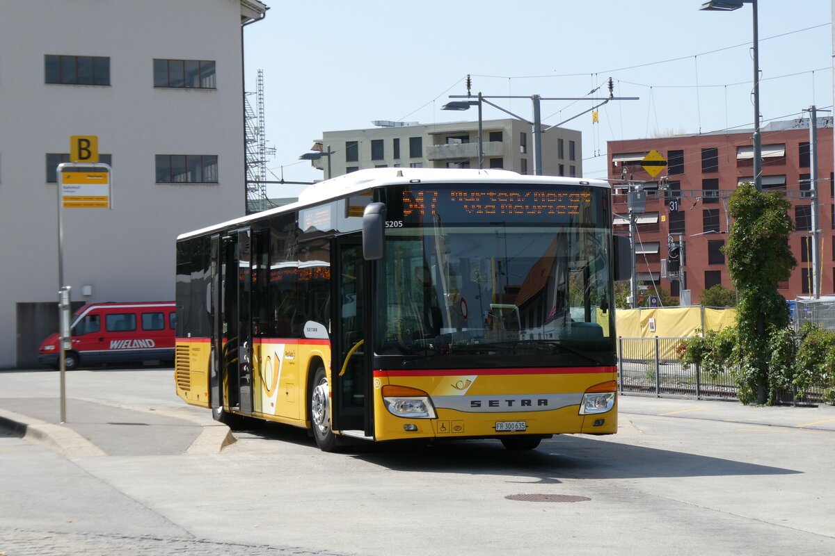 (278'883) - Wieland, Murten - Nr. 52/FR 300'635/PID 5205 - Setra am 15. August 2025 beim Bahnhof Ddingen