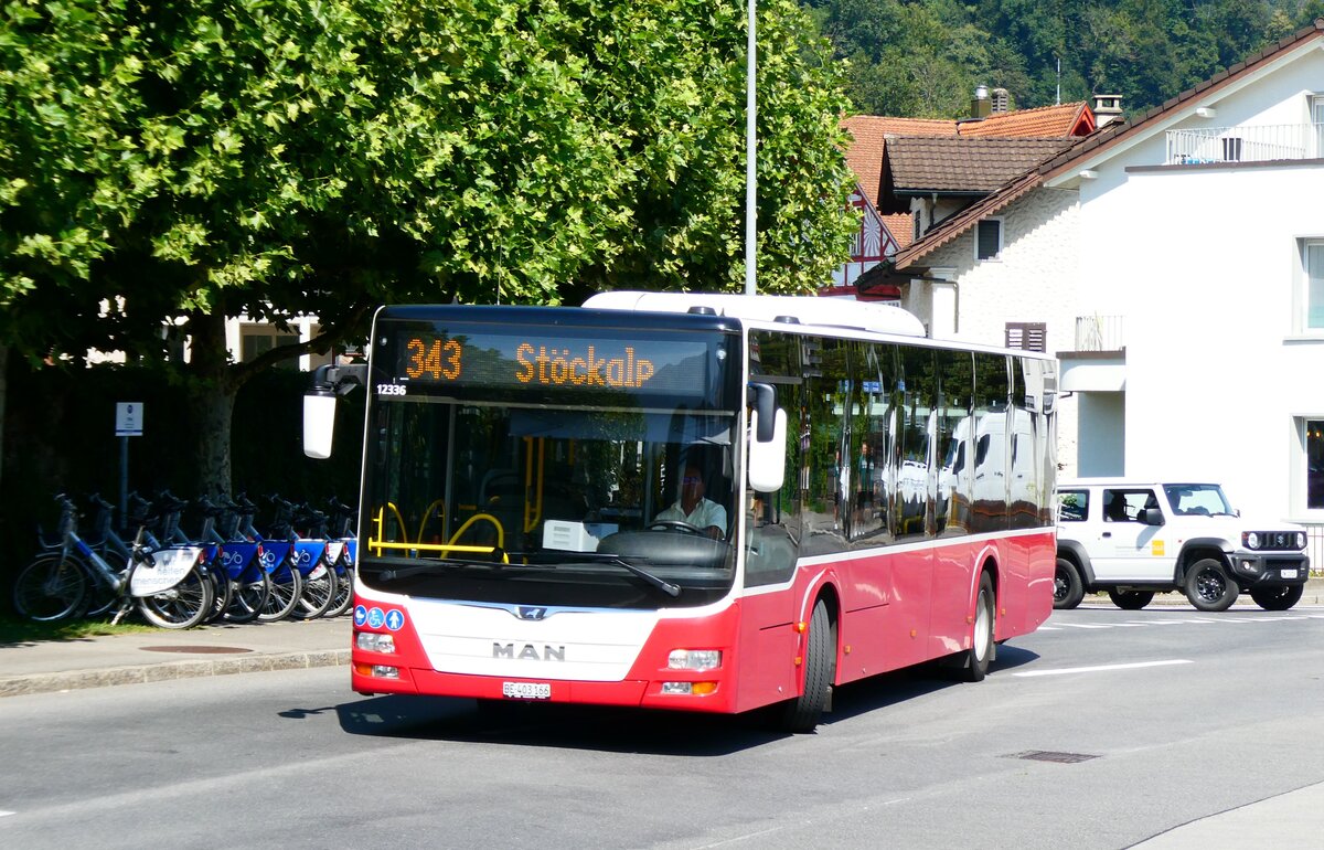 (279'205) - PostAuto Bern - BE 403'166/PID 12'336 - MAN (ex Dr. Richard, A-Wien Nr. 1411) am 19. August 2025 beim Bahnhof Sarnen