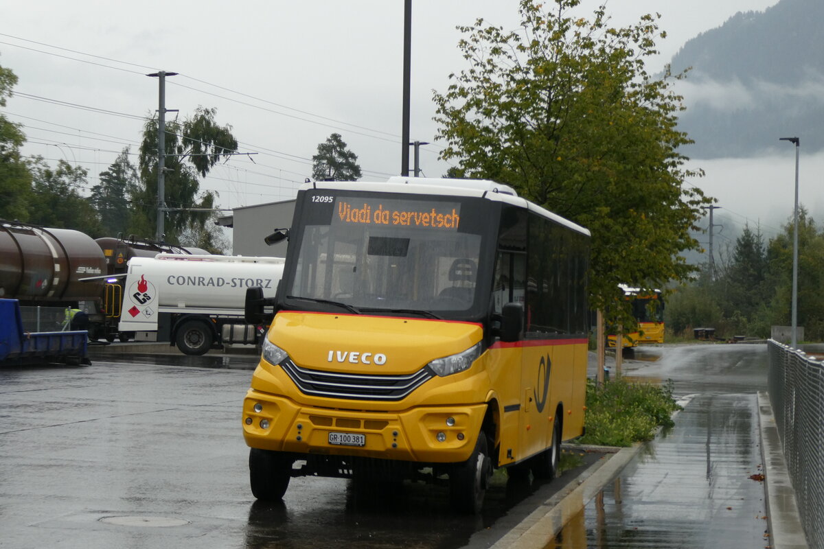 (280'098) - PostAuto Graubnden - GR 100'381/PID 12'095 - Iveco/K-Bus am 9. September 2025 beim Bahnhof Ilanz