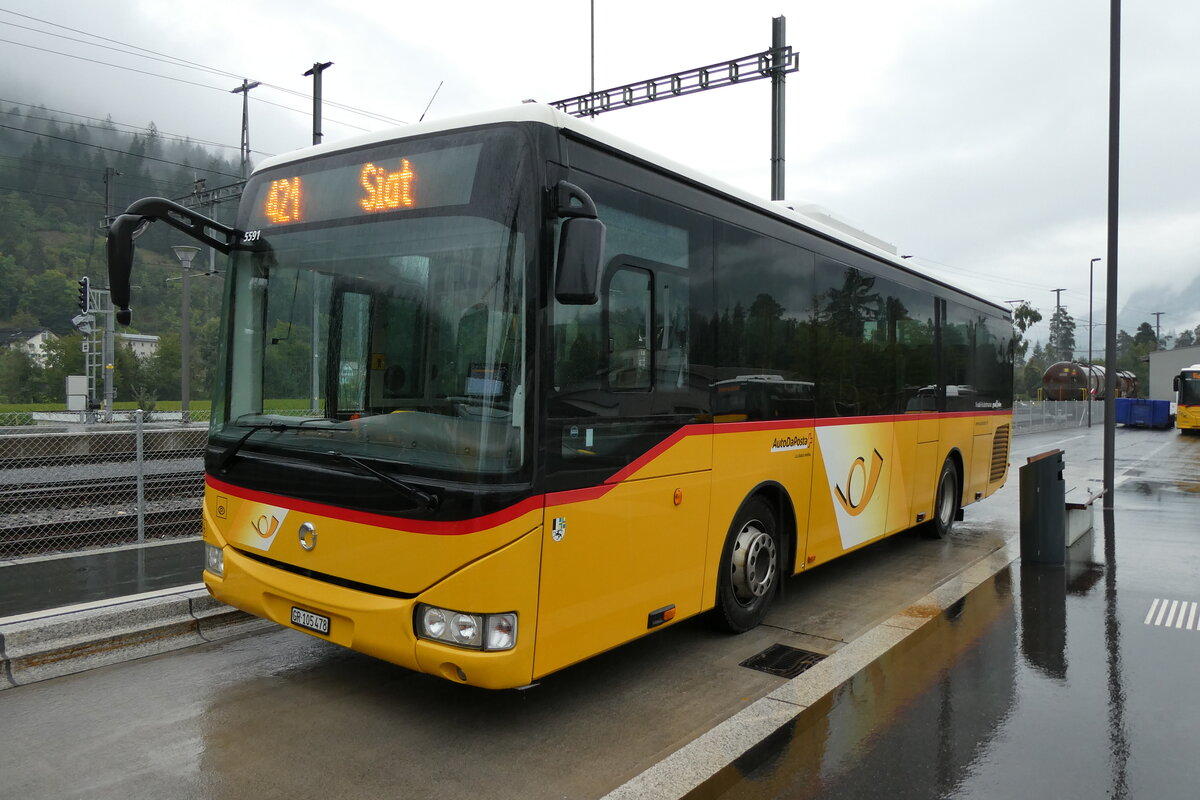 (280'109) - PostAuto Graubnden - GR 105'478/PID 5591 - Irisbus (ex Nr. 28; ex Nr. 22; ex Fontana, Ilanz Nr. 22) am 9. September 2025 beim Bahnhof Ilanz
