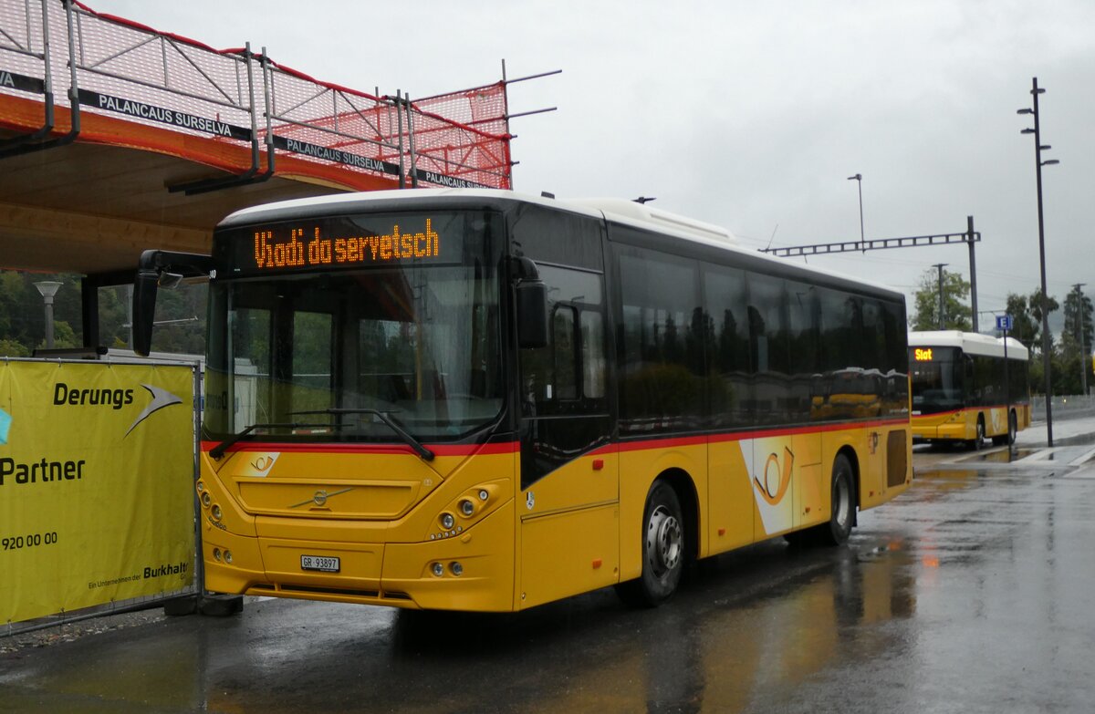 (280'213) - PostAuto Graubnden - GR 93'897/PID 11'240 - Volvo (ex Nr. 13; ex Fontana, Ilanz Nr. 13; ex Bundi, Disentis) am 10. September 2025 beim Bahnhof Ilanz