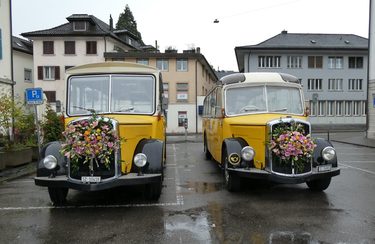 (280'710) - Oldie-Tours Zürisee, Wollerau - Nr. 2/SZ 10'418 - Saurer/R&J (ex Jaggi, Kippel Nr. 4) + Nr. 1/SZ 26'083 - Saurer/R&J am 27. September 2025 beim Bahnhof Wädenswil (280'710) - Oldie-Tours Zürisee, Wollerau - Nr. 2/SZ 10'418 - Saurer/R&J (ex Jaggi, Kippel Nr. 4) + Nr. 1/SZ 26'083 - Saurer/R&J am 27. September 2025 beim Bahnhof Wädenswil