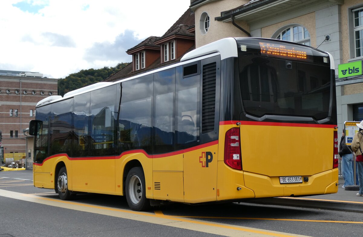 (281'037) - PostAuto Bern - BE 653'383/PID 10'169 - Mercedes am 5. Oktober 2025 beim Bahnhof Spiez (281'037) - PostAuto Bern - BE 653'383/PID 10'169 - Mercedes am 5. Oktober 2025 beim Bahnhof Spiez