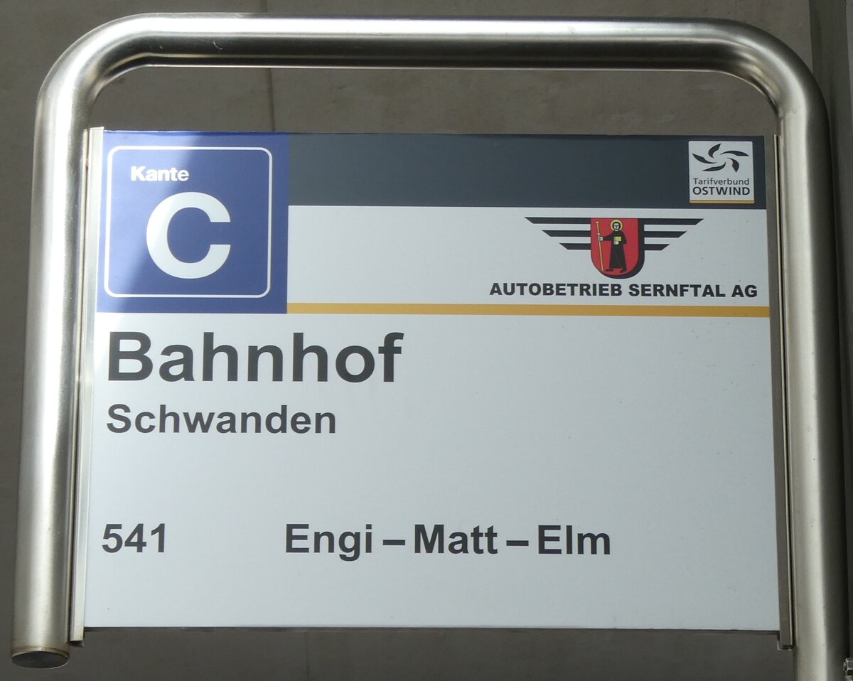 (281'057) - AUTOBETRIEB SERNFTAL-Haltestellenschild - Schwanden, Bahnhof - am 7. Oktober 2025