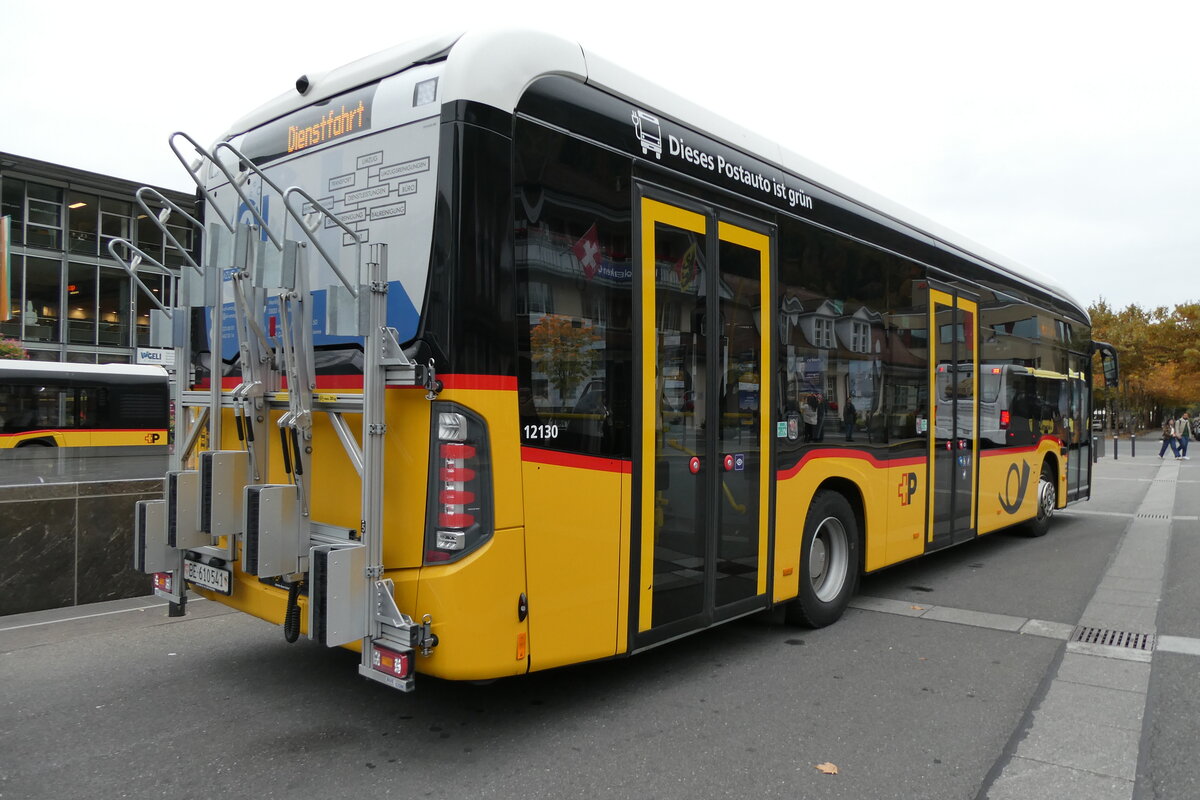(281'489) - PostAuto Bern - BE 610'541/PID 12'130 - eMercedes am 14. Oktober 2025 beim Bahnhof Interlaken Ost