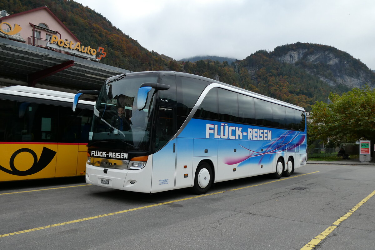 (281'523) - Flck, Brienz - BE 170'009 - Setra am 16. Oktober 2025 in Meiringen, Postautostation