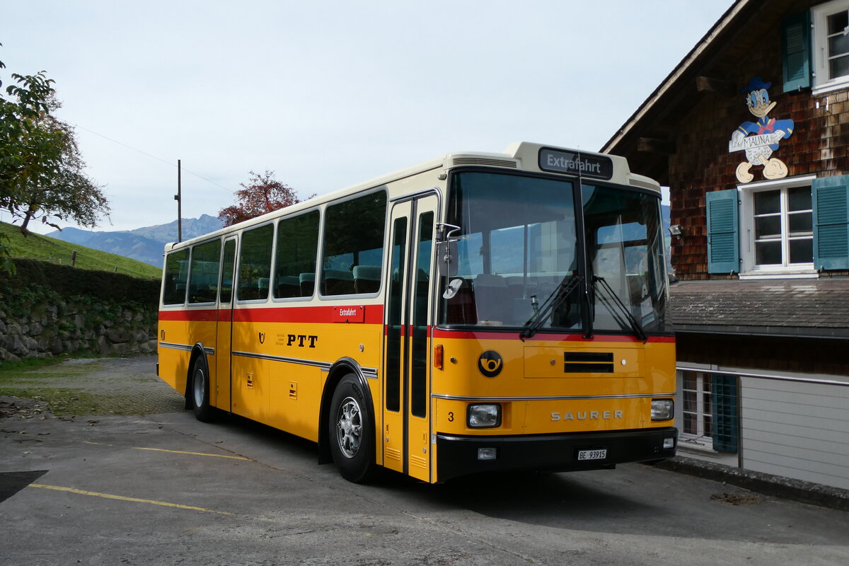 (281'674) - Kolb, Grasswil - Nr. 3/BE 93'915 - Saurer/R&J (ex Schmocker, Stechelberg Nr. 3/PID 2409; ex Schmocker, Stechelberg Nr. 1; ex Gertsch, Stechelberg Nr. 1) am 19. Oktober 2025 in Kerns, Erlebnisbauernhof Weid