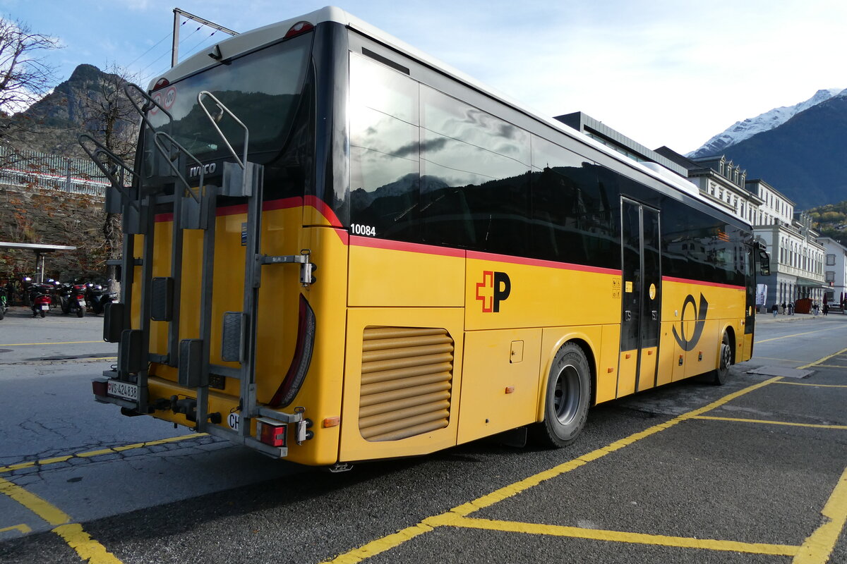 (281'699) - PostAuto Wallis - VS 424'838/PID 10'084 - Iveco am 21. Oktober 2025 beim Bahnhof Brig