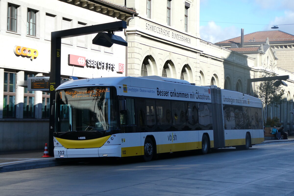 (281'891) - VBSH Schaffhausen - Nr. 102 - Hess/Hess Gelenktrolleybus am 30. Oktober 2025 beim Bahnhof Schaffhausen