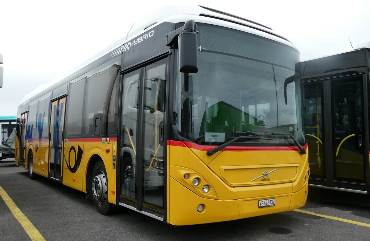 (281'992) - PostAuto Wallis - VS 420'832/PID 10'001 - Volvo (ex Nr. 74) am 1. November 2025 in Kerzers, Interbus