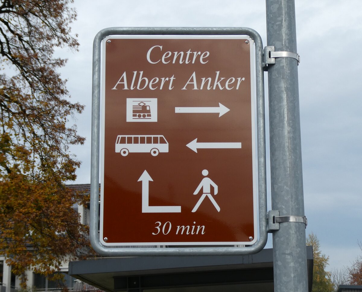 (282'032) - Centre Albert Anker am 1. November 2025 beim Bahnhof Ins