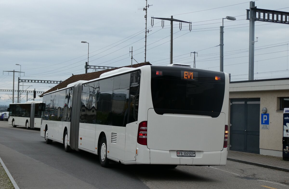 (282'041) - Intertours, Domdidier - Nr. 555/FR 300'555 - Mercedes (ex Nr. 412; ex TPL Lugano Nr. 412) am 1. November 2025 beim Bahnhof Ins