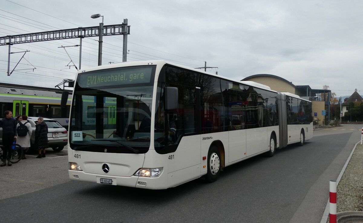 (282'045) - Intertours, Domdidier - Nr. 481/FR 300'481 - Mercedes (ex Nr. 211; ex STI Thun Nr. 135) am 1. Oktober 2025 beim Bahnhof Ins