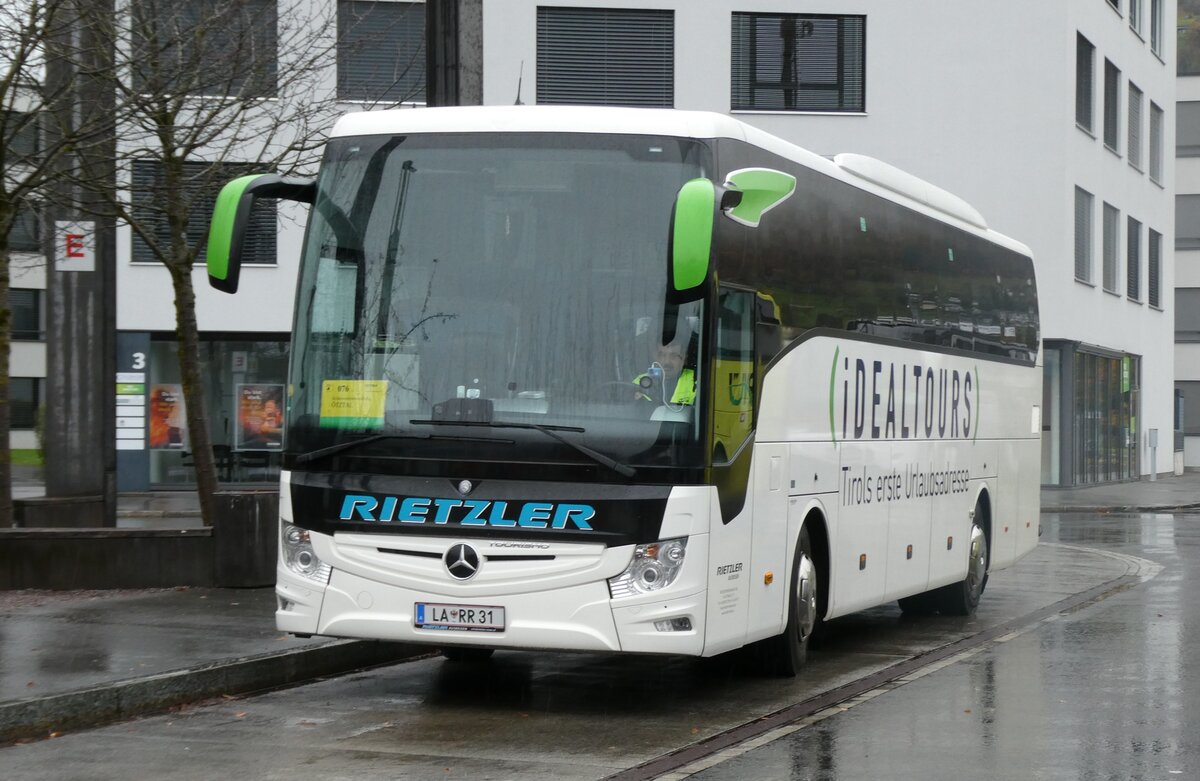 (282'058) - Aus Oesterreich: Rietzler, Ried i.O. - LA RR 31 - Mercedes am 2. November 2025 beim Bahnhof Sargans