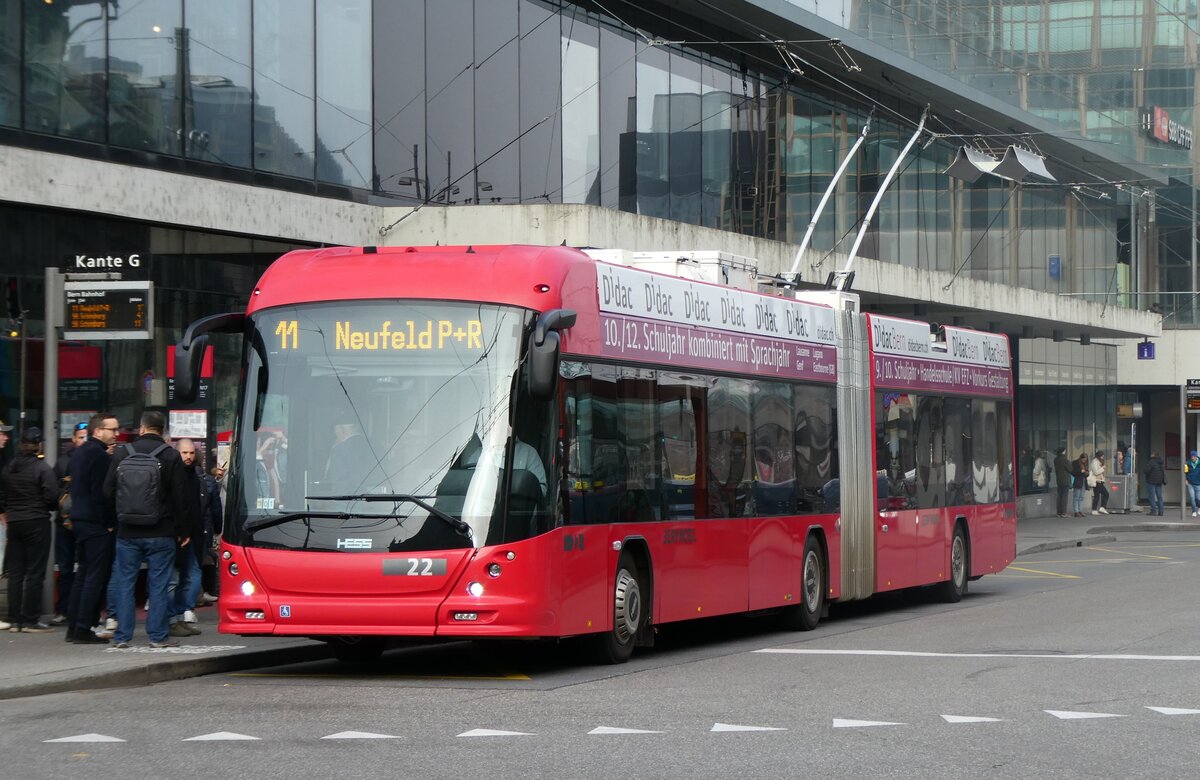 (282'159) - Bernmobil, Bern - Nr. 22 - Hess/Hess Gelenktrolleybus am 8. November 2025 beim Bahnhof Bern