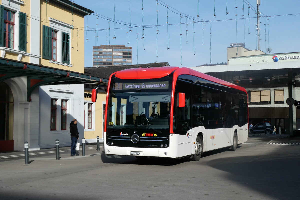 (282'268) - RVBW Wettingen - Nr. 64/AG 362'428 - eMercedes am 11. November 2025 beim Bahnhof Baden