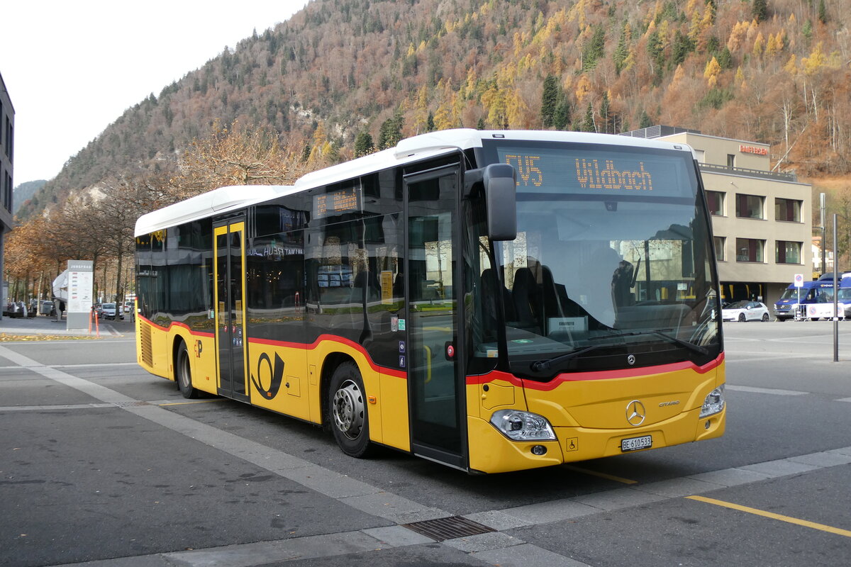 (282'385) - PostAuto Bern - BE 610'533/PID 11'684 - Mercedes am 14. November 2025 beim Bahnhof Interlaken Ost