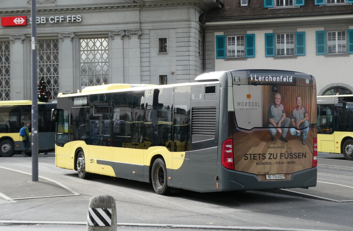 (282'390) - STI Thun - Nr. 402/BE 754'402 - Mercedes am 14. November 2025 beim Bahnhof Thun