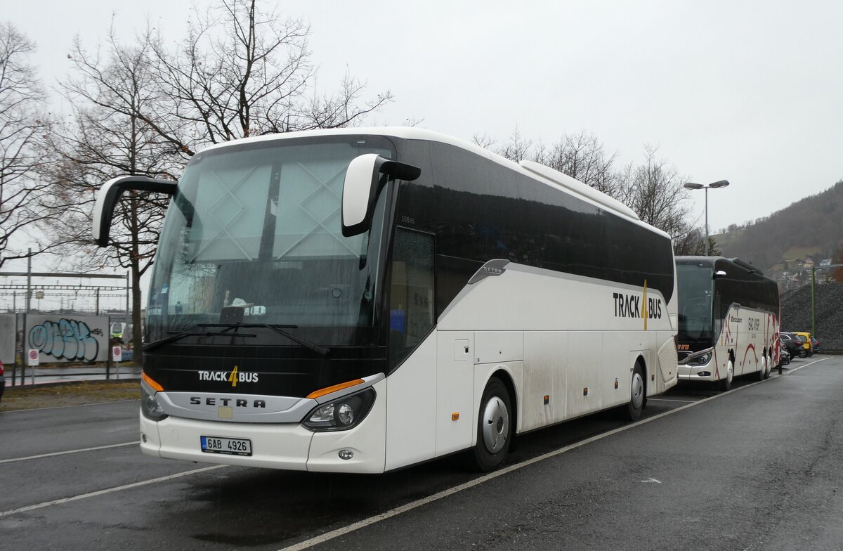 (282'901) - Aus Tschechien: Track4Bus, Praha - 6AB 4926 - Setra am 7. Dezember 2025 in Thun, Seestrasse
