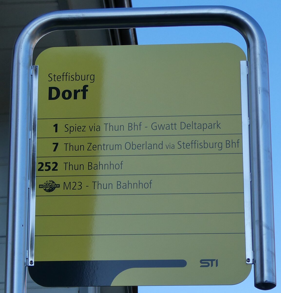 (282'928) - STI-Haltestellenschild - Steffisburg, Dorf - am 9. Dezember 2025
