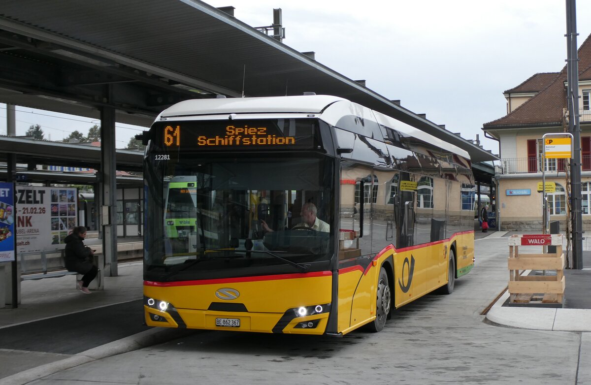 (283'227) - PostAuto Bern - BE 862'367/PID 12'281 - eSolaris am 16. Dezember 2025 beim Bahnhof Spiez