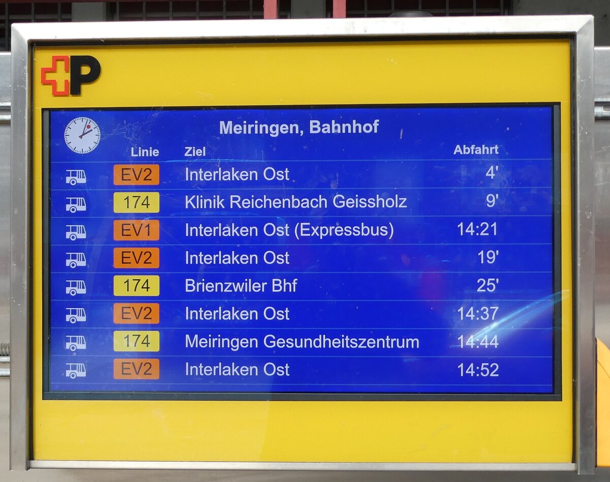 (283'302) - PostAuto-Infobildschirm am 19. Dezember 2025 beim Bahnhof Meiringen