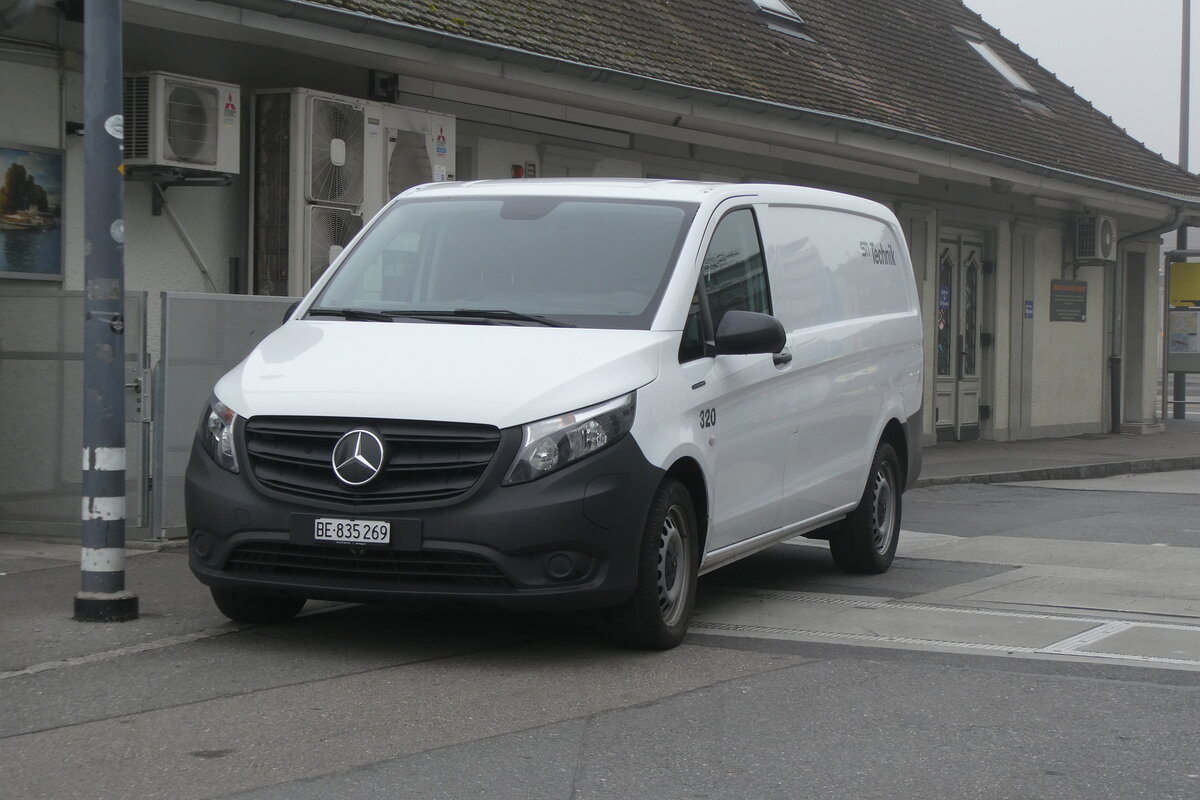 (283'398) - STI Thun - Nr. 320/BE 835'269 - Mercedes am 22. Dezember 2025 beim Bahnhof Thun