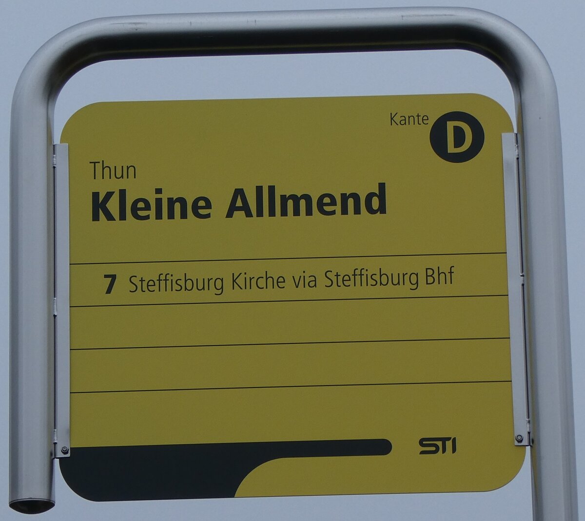 (283'403) - STI-Haltestellenschild - Thun, Kleine Allmend - am 22. Dezember 2025