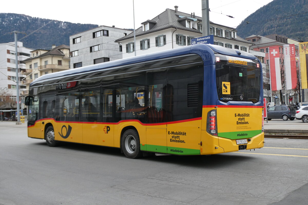 (283'424) - PostAuto Wallis - VS 581'436/PID 12'193 - eMercedes am 23. Dezember 2025 beim Bahnhof Brig