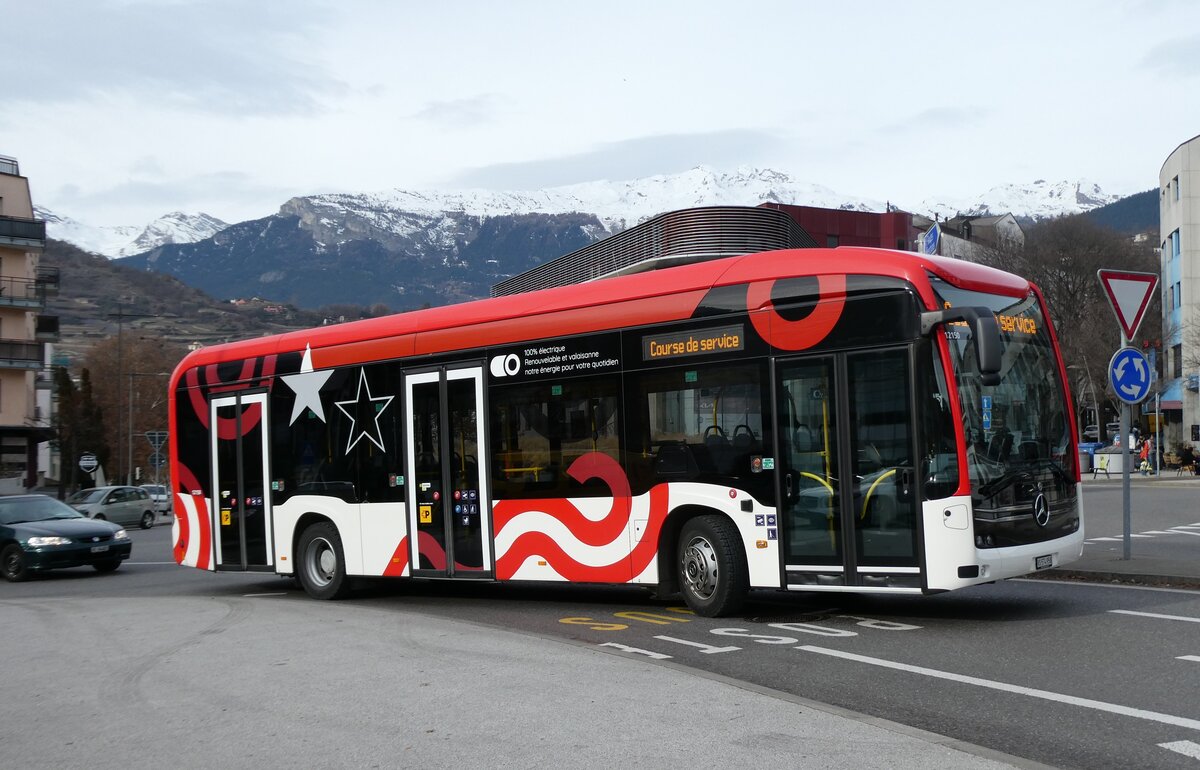 (283'463) - PostAuto Wallis - Nr. 150/VS 574'958/PID 12'150 - eMercedes am 23. Dezember 2025 beim Bahnhof Sion
