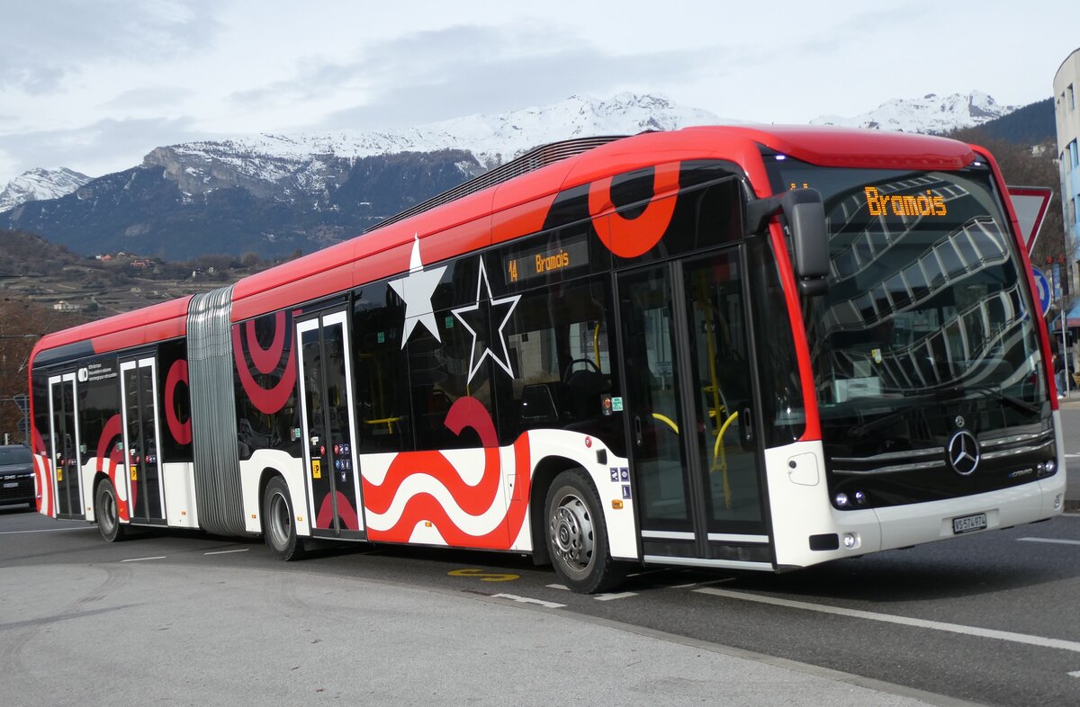 (283'466) - PostAuto Wallis - Nr. 142/VS 574'974/PID 12'142 - eMercedes am 23. Dezember 2025 beim Bahnhof Sion