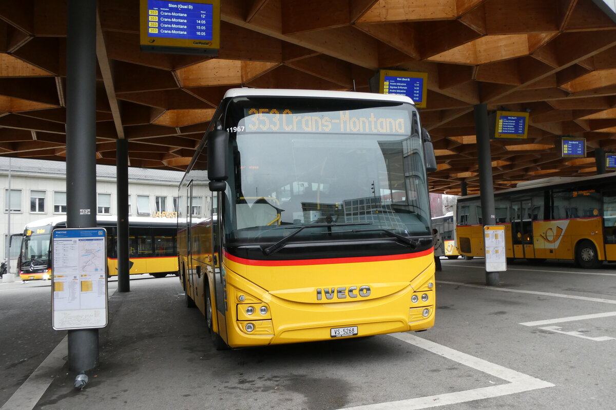(283'593) - Mabillard, Lens - VS 5268/PID 11'967 - Iveco am 30. Dezember 2025 beim Bahnhof Sion