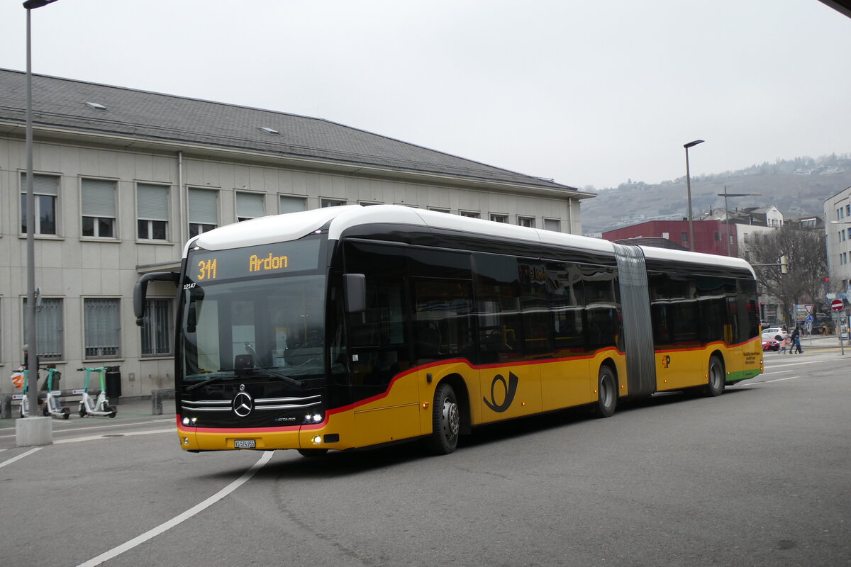 (283'594) - PostAuto Wallis - Nr. 147/VS 574'955/PID 12'147 - eMercedes am 30. Dezember 2025 beim Bahnhof Sion
