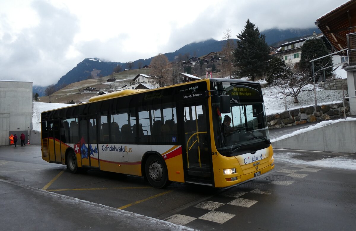 (283'654) - GrindelwaldBus, Grindelwald - Nr. 24/BE 364'408 - MAN/G�ppel am 2. Januar 2026 in Grindelwald, Terminal