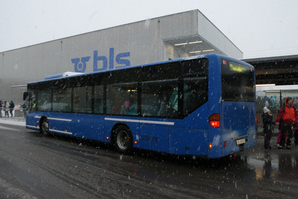 (283'825) - Tritten, Zweisimmen - BE 26'971 - Mercedes (ex AFA Adelboden Nr. 94) am 10. Januar 2026 beim Bahnhof Frutigen