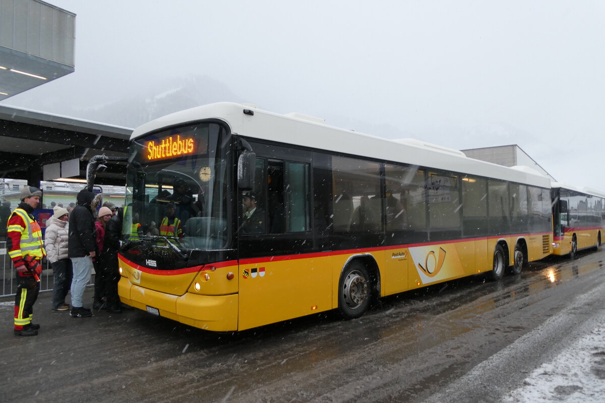 (283'834) - Steiner, Messen - SO 21'149/PID 5371 - Scania/Hess am 10. Januar 2026 beim Bahnhof Frutigen