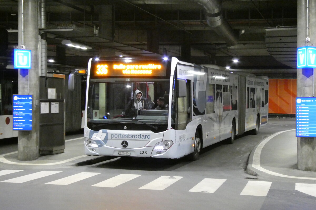 (284'466) - TPF Fribourg - Nr. 123/FR 300'254 - Mercedes am 31. Januar 2026 in Fribourg, Busbahnhof