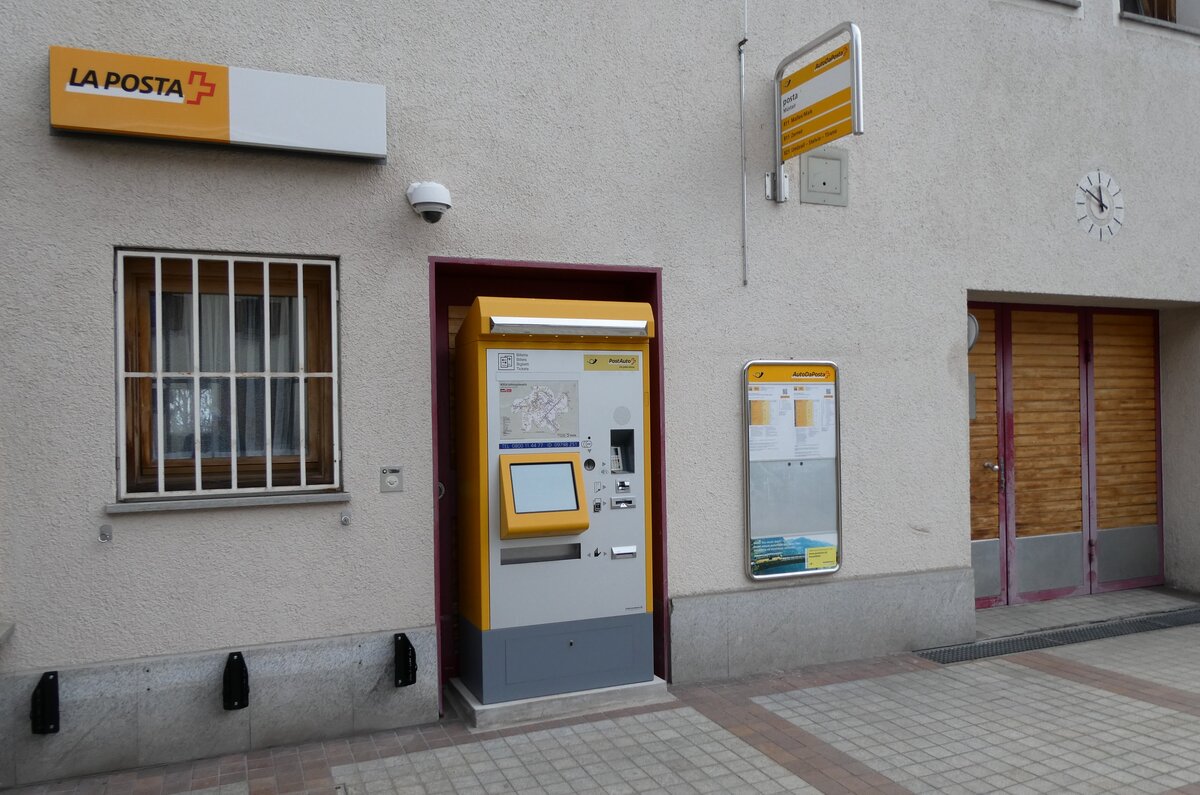 (284'805) - PostAuto Billetautomat und Fahrplan am 10. Februar 2026 in M�stair, Posta
