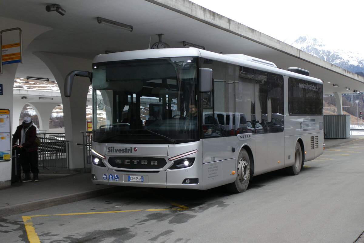 (284'878) - Aus Italien: Silvestri, Livigno - GY-933 AN - Setra am 14. Februar 2026 beim Bahnhof Zernez