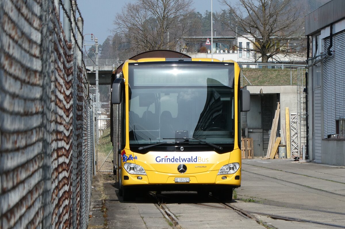 (285'323) - GrindelwaldBus, Grindelwald - Nr. 221/BE 101'221 - Mercedes am 8. M�rz 2026 in Steffisburg, Cremo