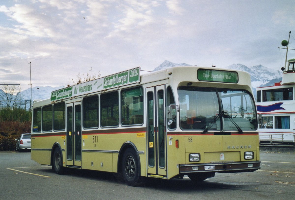 (AE 28) - Aus dem Archiv: STI Thun - Nr. 58/BE 413'458 - Saurer/R&J am 10. November 2003 bei der Schifflndte Thun