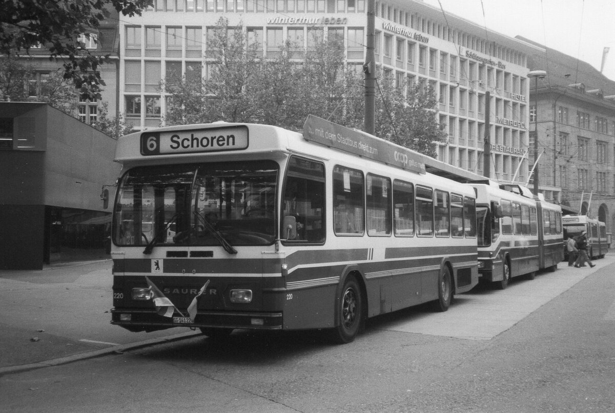 (AG 10) - Aus dem Archiv: VBSG St. Gallen - Nr. 220/SG 141'220 - Saurer/Hess am 18. Oktober 2005 beim Bahnhof St. Gallen