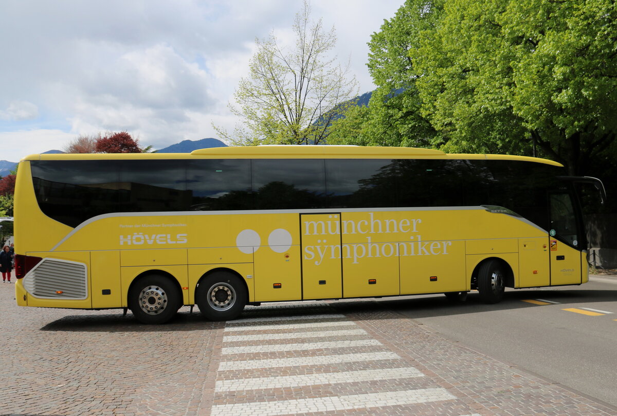 Aus Deutschland: Hvels, Tacherting - TS-VA 1020 - Setra S 516 HD am 20. April 2024 in Meran (Aufnahme: Martin Beyer)