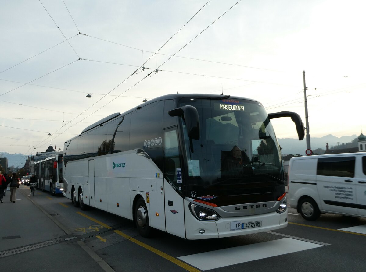 Aus Portugal: Ovnitur, Viana do Castelo - Nr. 95/42ZV89 - Setra am 11. November 2022 in Luzern, Bahnhofbrcke