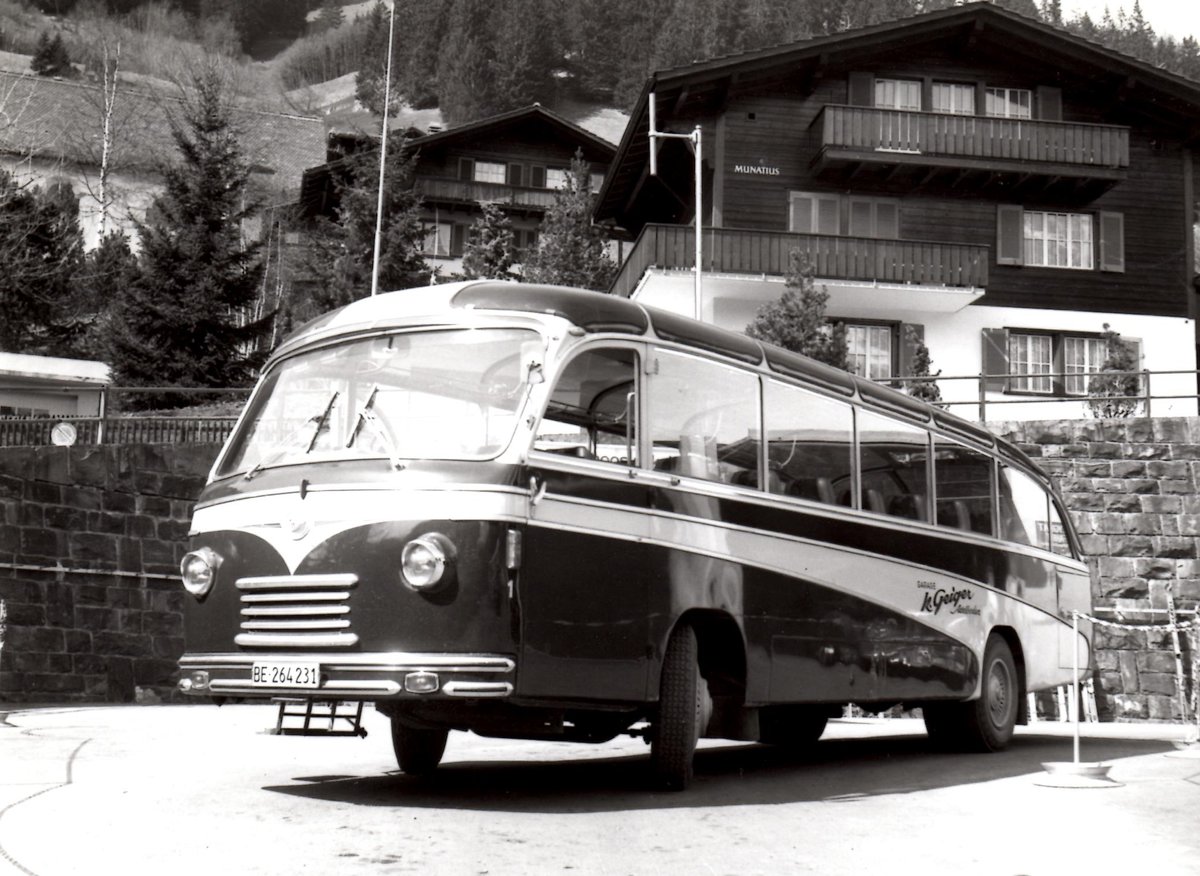 (AZiN 32) - Aus dem Archiv: Geiger, Adelboden - Nr. 1/BE 264'231 - Saurer/R&J (ex AAGI Interlaken) am 9. April 1974 beim Autobahnhof Adelboden