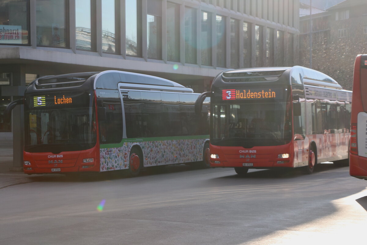 Chur Bus, Chur - Nr. 9/GR 97'509 + Nr. 15/GR 97'515 - MAN am 15. Januar 2025 beim Bahnhof Chur (Aufnahme: Martin Beyer)