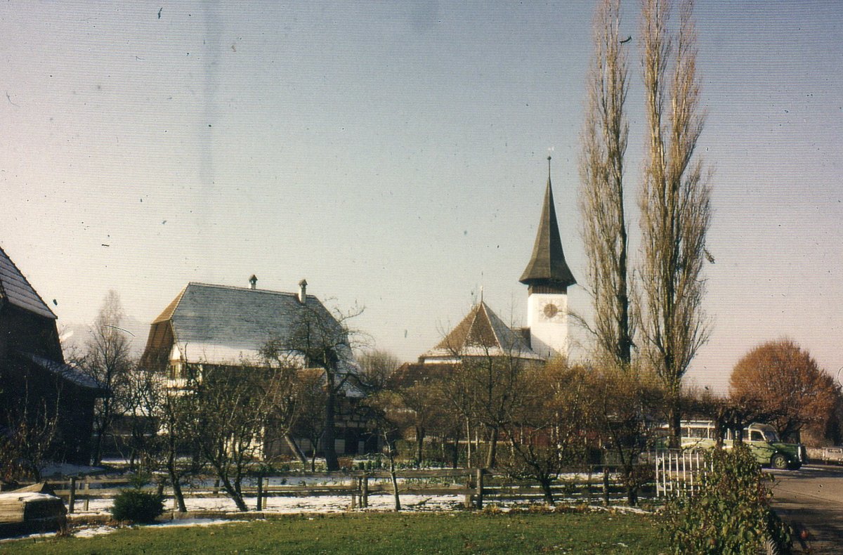 (D 009) - Aus dem Archiv: AGS Sigriswil - Nr. 4/BE 26'916 - Saurer am 25. November 1962 in Sigriswil, Kirche