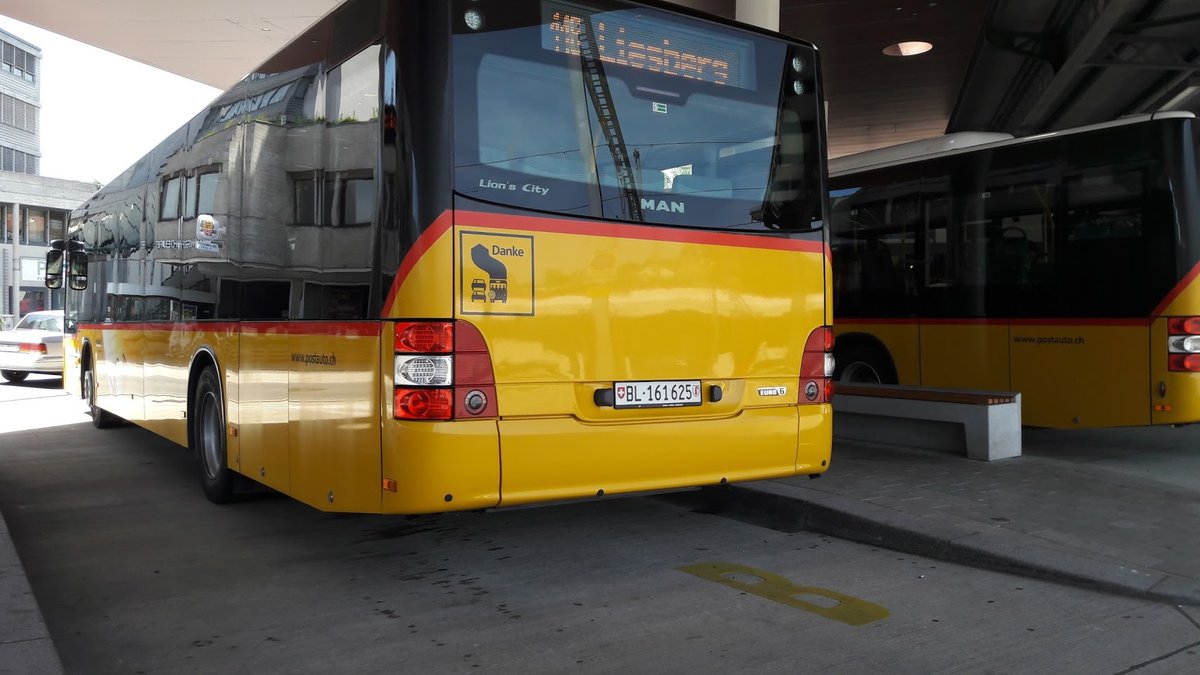 Dies ist der einzigste MAN A21 der neueren Genaration im Laufental. Es gab bis vorkurzem noch drei weitere MAN A21 dieser Genaration die ab 2014 gebaut wurde (erknbar an der Chromspange vorne an der Stosstange). Die anderen drei Wagen wurden gegen Busse aus Balsthal getauscht, die aber leider alle schon sehr viel Kilometer geloffen sind. Dieser Wagen wurde 2016 bestellt und in einsatz genommen. Er ist so auch der neuste Maxi Bus in der Regie Laufen. Auf den Bild wartet der Bus auf den IC 51 nach Biel, befohr er nach Liesberg (um 15:24 Uhr)fhrt. Es werden dieses Jahr sehr warscheinlich (da viele Busse in der Regie Laufen die 1 Mio. Kilometer ereichen) neue MAN A21 in Laufen eintreffen. Es werde die Wagen der neuen Genertation (2018) sein vermutte ich mal.