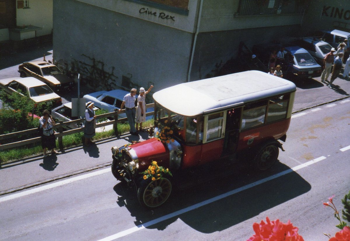 (JAe 1817) - Aus dem Archiv: Dillier, Sarnen - BE 3044 U - Saurer/Saurer am 7. August 1988 in Adelboden, Landstrasse