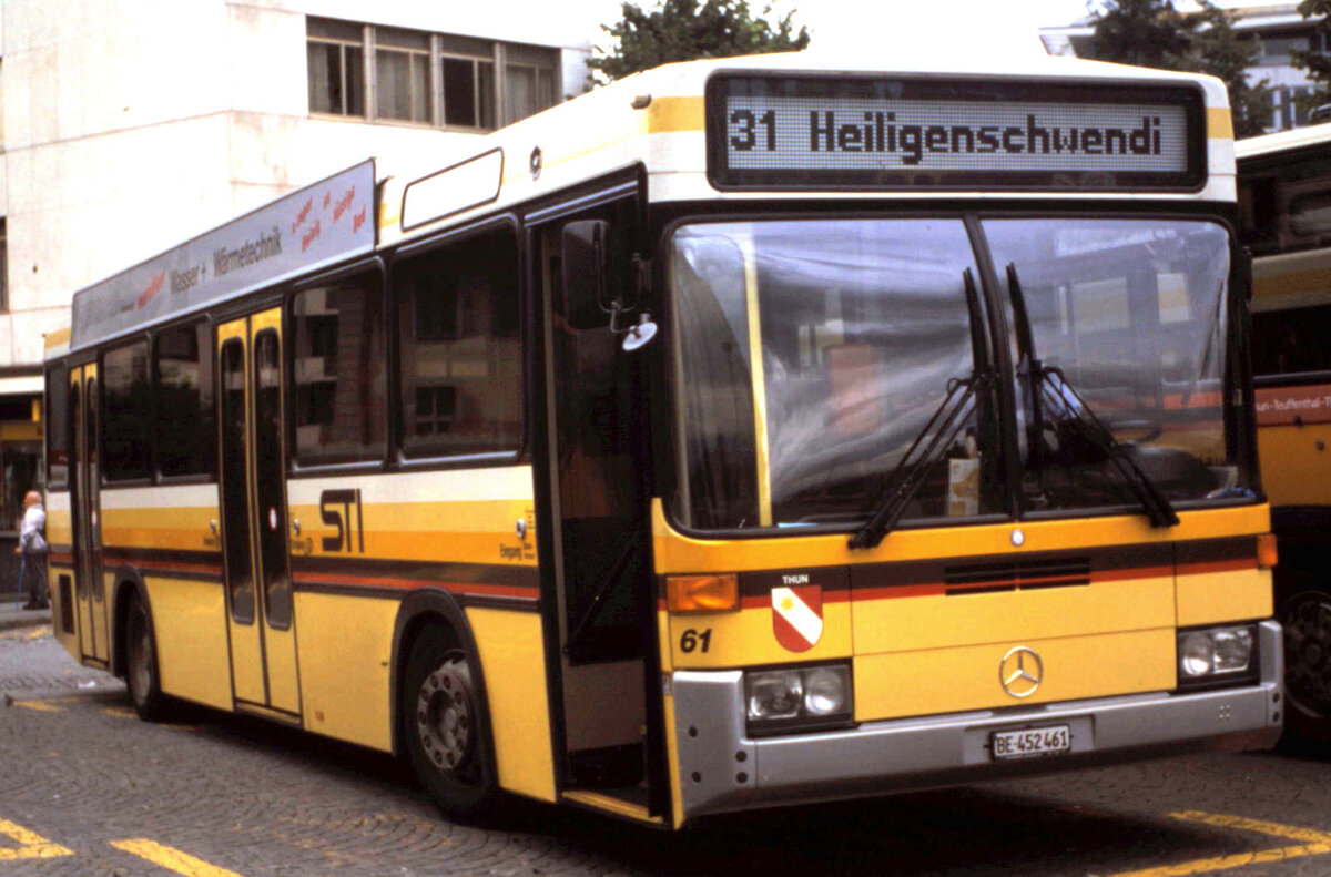 (MB-015) - Aus dem Archiv: STI Thun - Nr. 61/BE 452'461 - Mercedes/R&J um 1998 beim Bahnhof Thun